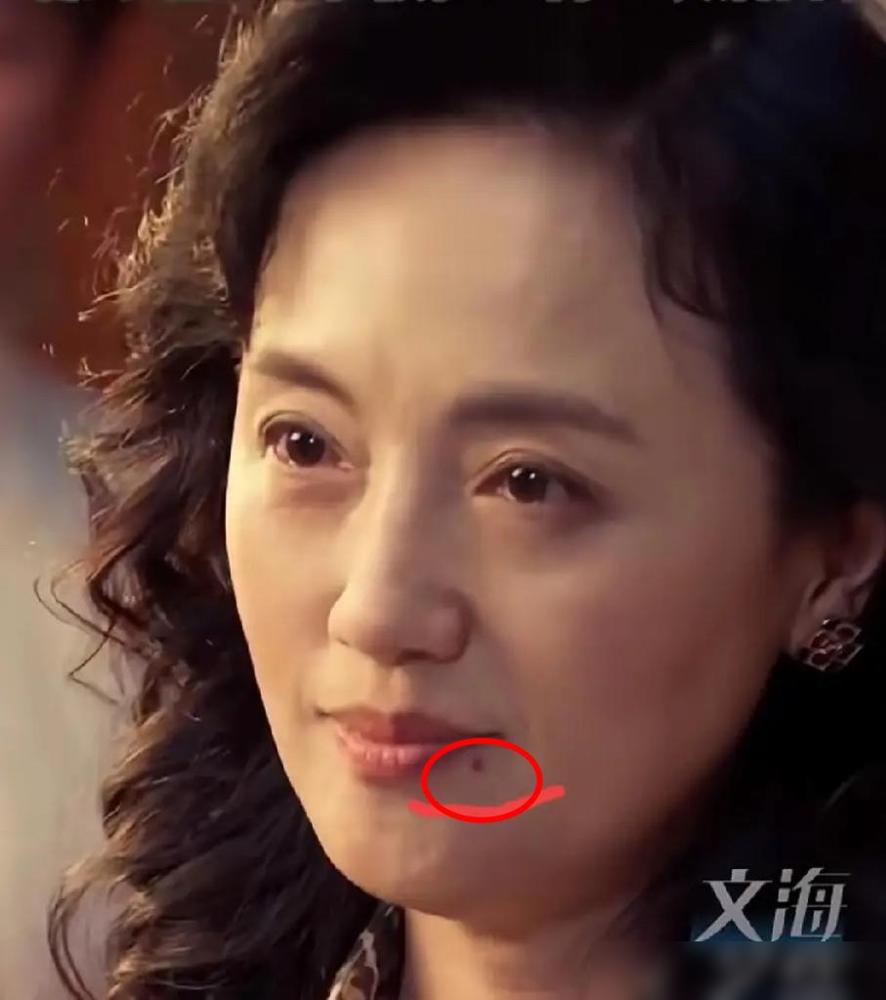 大家有没有发现？朱媛媛生前有一个非常明显的变化，不是变老了，眼睛变大了，脸变肿了