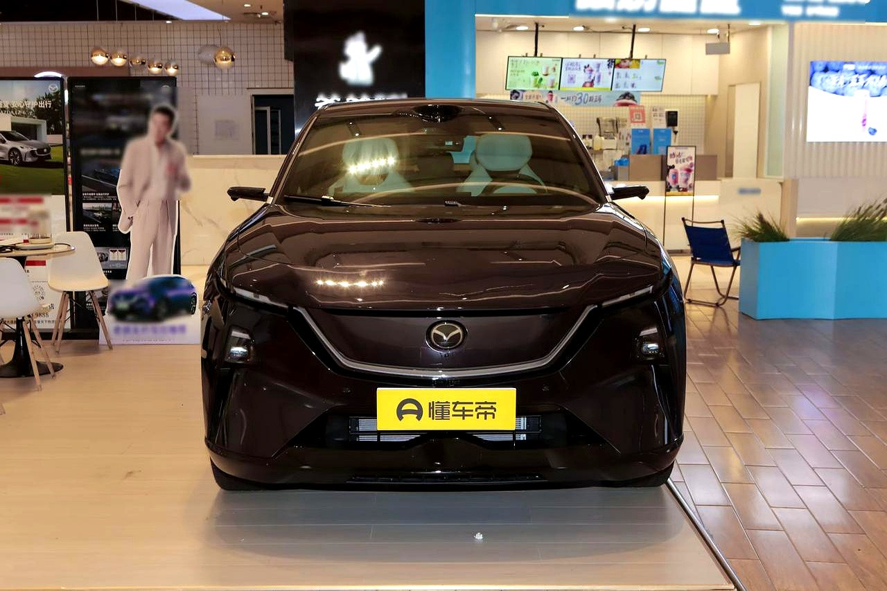 曾经宁可饿死也不降价的马自达，现在把中型SUV直接杀到了11.99万，连宁德时代的电池和激光雷达都全