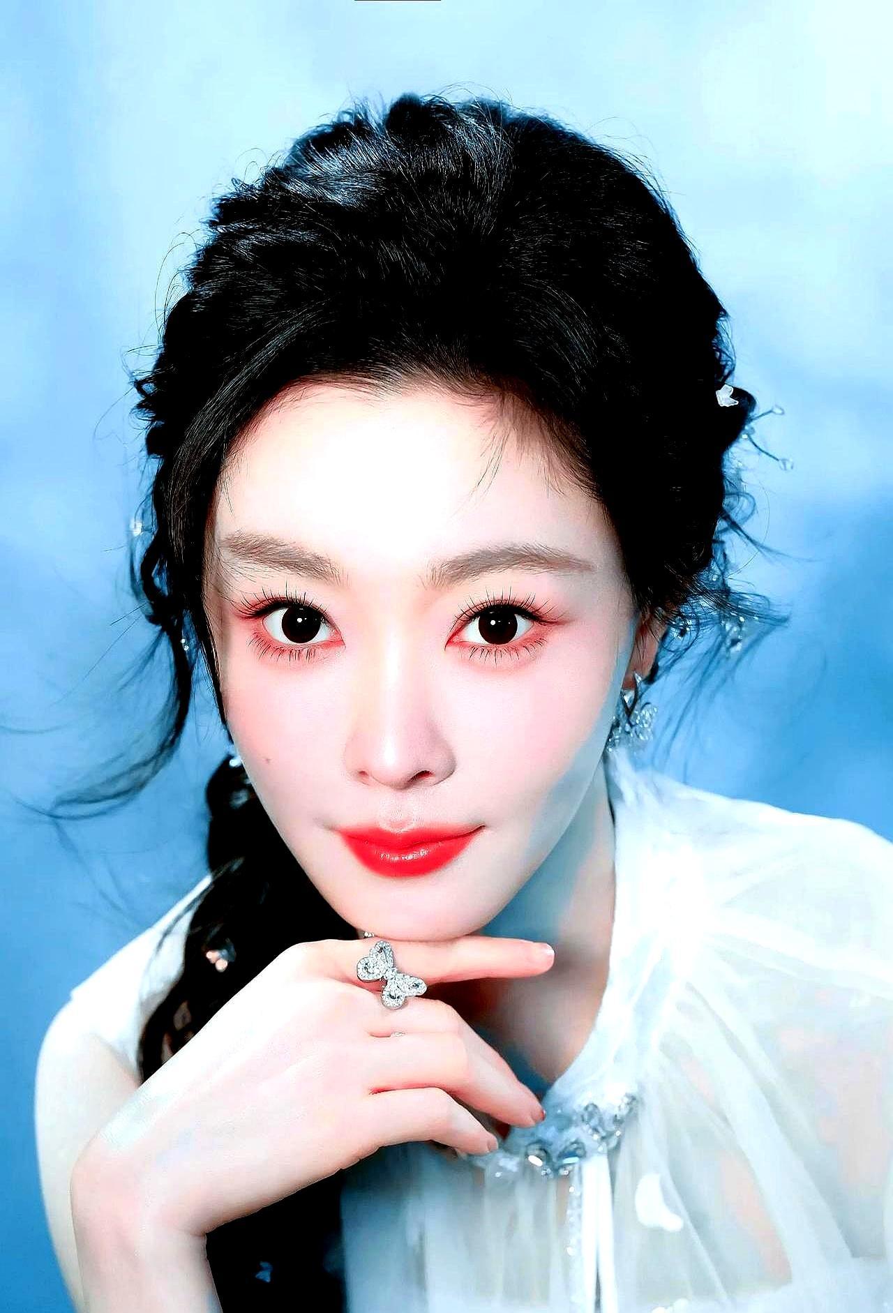 行李搬走那天，连句再见都懒得说。抖音取关，微博之夜邻座零交流，探班的车再没