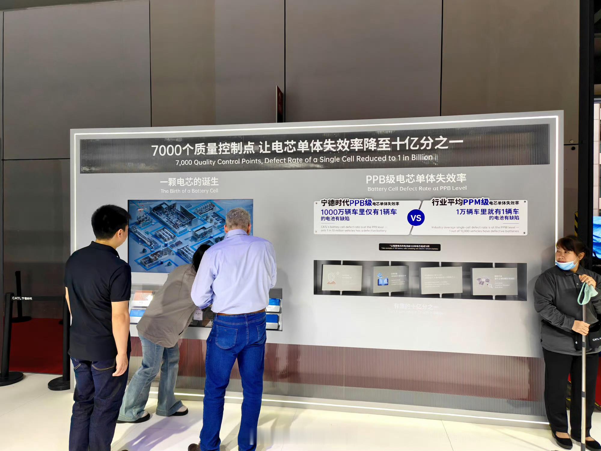 宁德时代在上海车展展台主要展示了前两天超级科技日发布的产品！骁遥双核电池：突