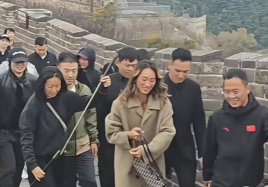 郑钦文原来这么火，这声势浩大的架势，恐怕长城一天没有营业！这一帮全是为郑钦文保