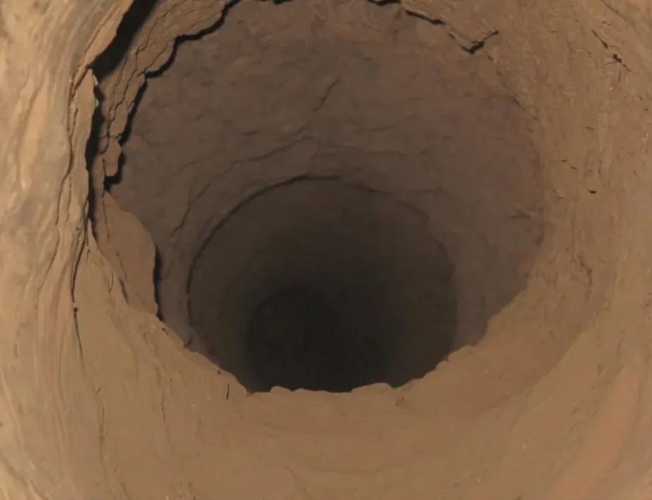 2010年，有人在秦始皇祖陵发现一个盗洞，专家下去一看傻眼了，盗墓贼的手法堪比考