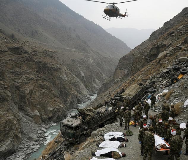 太惨了：印军装甲车冲下悬崖，死伤数十人，莫迪又发文哀悼。这场悲剧发生在当地时