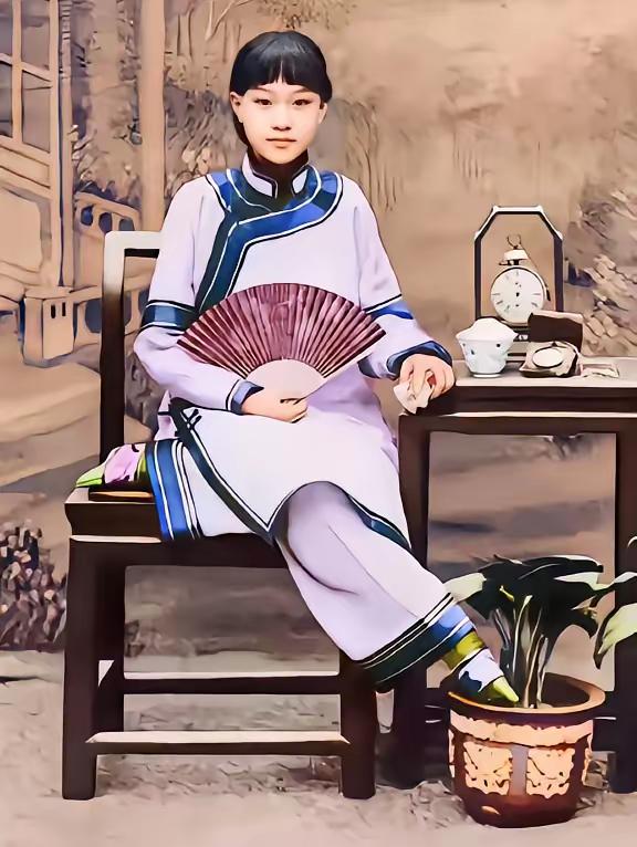 这是晚清名妓杨翠喜的真实容貌，这可不是演员扮演的，她本人远比照片好看，皮肤白皙，