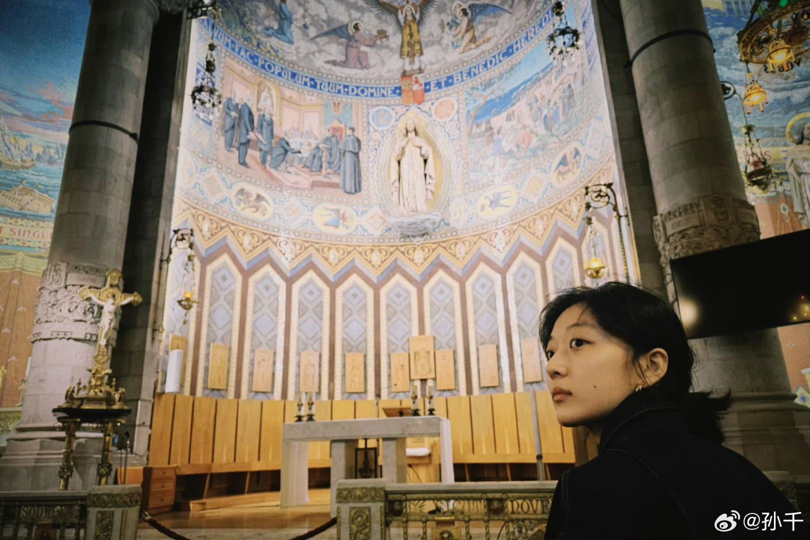 孙千这段竟然是机场拍的我还以为是在哪个海边度假村取景，结果背景是行李推车和航班屏