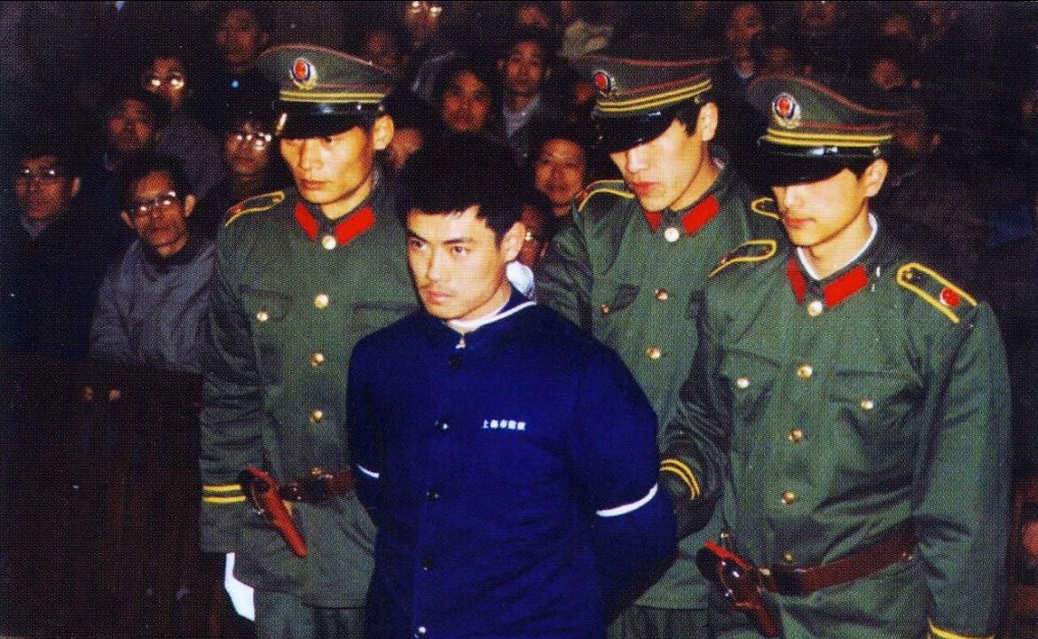 1987年11月13日，上海海运局乘警于双戈盗取同事手枪后，持枪抢劫虹口区一家储