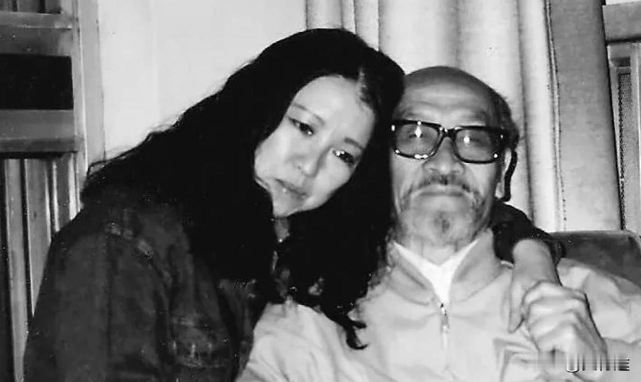 1990年，三毛跑到新疆和76岁的王洛宾同居。然而，王洛宾竟然说：“可以同居，