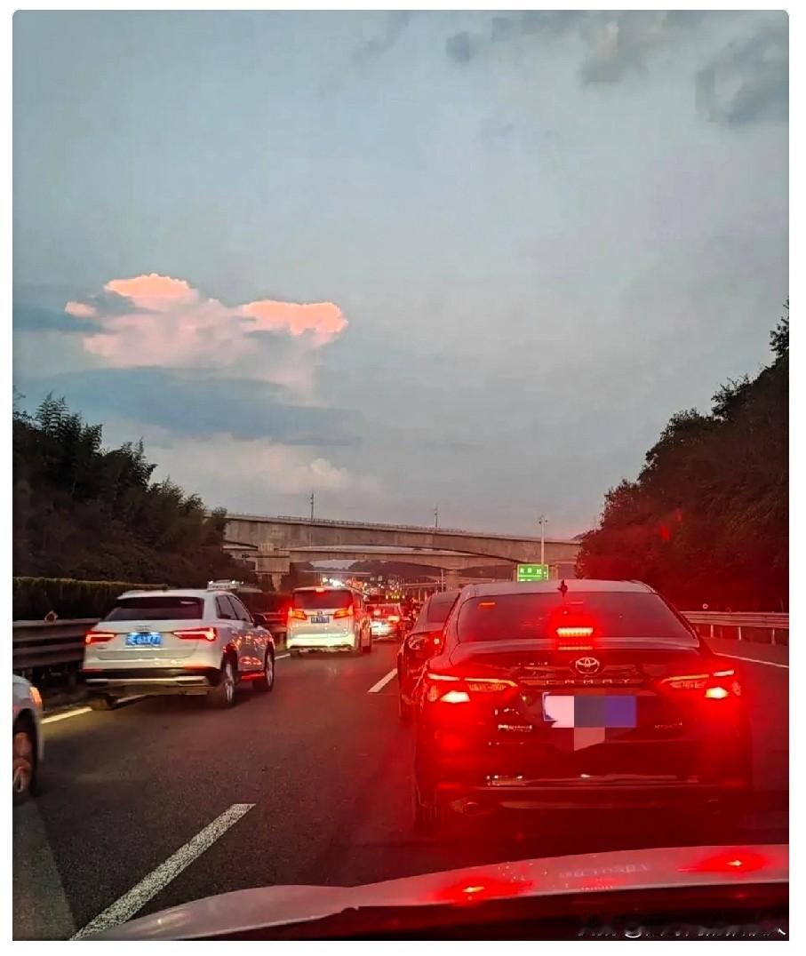 今天是中秋节的第一天，我发现了六个奇怪的现象。1.高速堵得寸步难行，不少人
