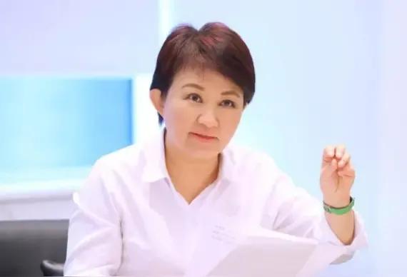卢秀燕这次遇到挑战了，因为张亚中要选国民党的党主席是有所准备的。张亚中在要竞