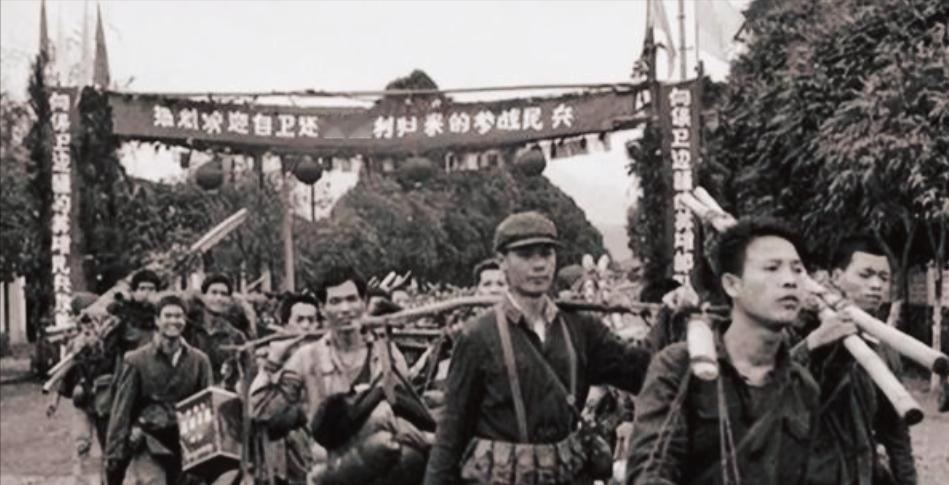 1979年，对越自卫反击战中，有个越南村长主动给解放军带路，路上，我军排长担心有