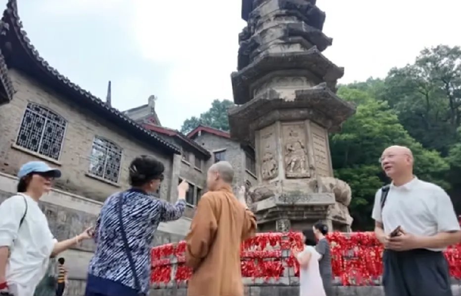 林徽因、梁思成的后人时隔92年相逢在当年林徽因与梁思成当年拍照的地方栖霞山金利塔