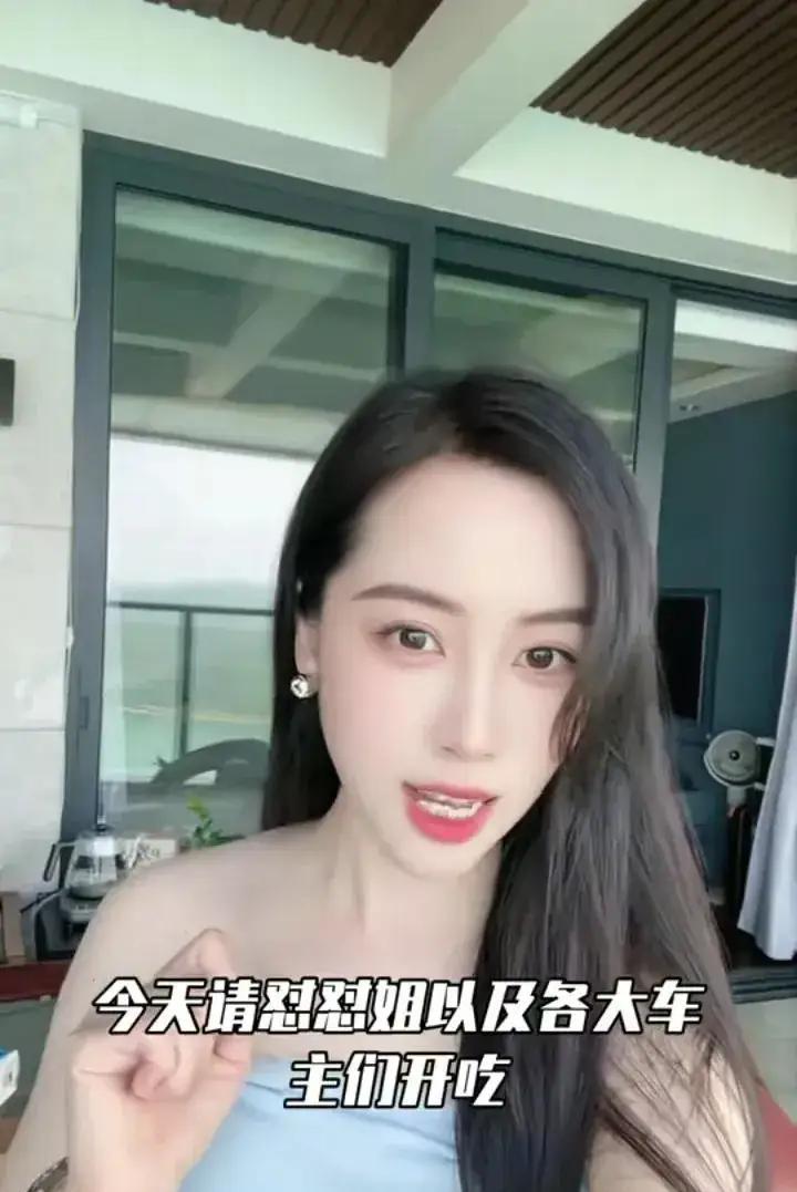 鸿蒙智行的成功离不开这些富婆的支持。粤港澳大湾区车展，一个深圳鸿蒙智行美女车主包