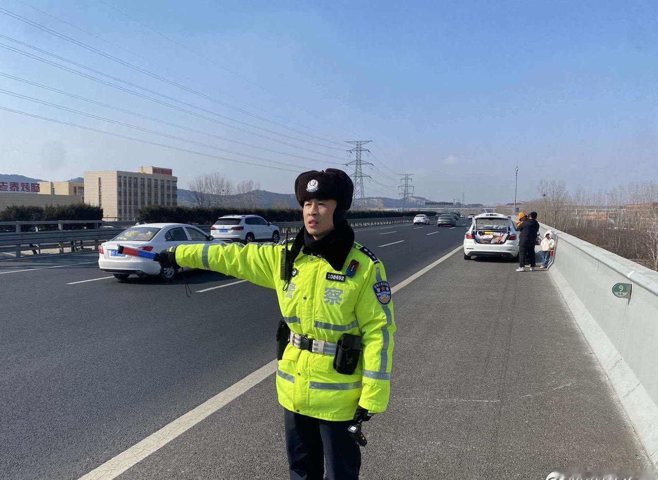 【平安春运路高速大队在行动】丨初春里的警民温情高速大队巡逻期间发现爆胎小