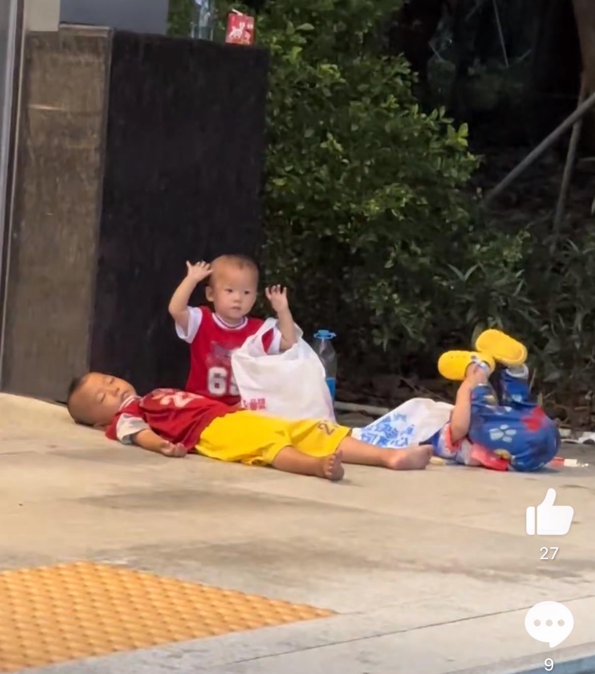 网友深圳地铁站门口偶遇流浪的三胞胎，一打听原来是一个摩的司机的孩子。看起来三个孩