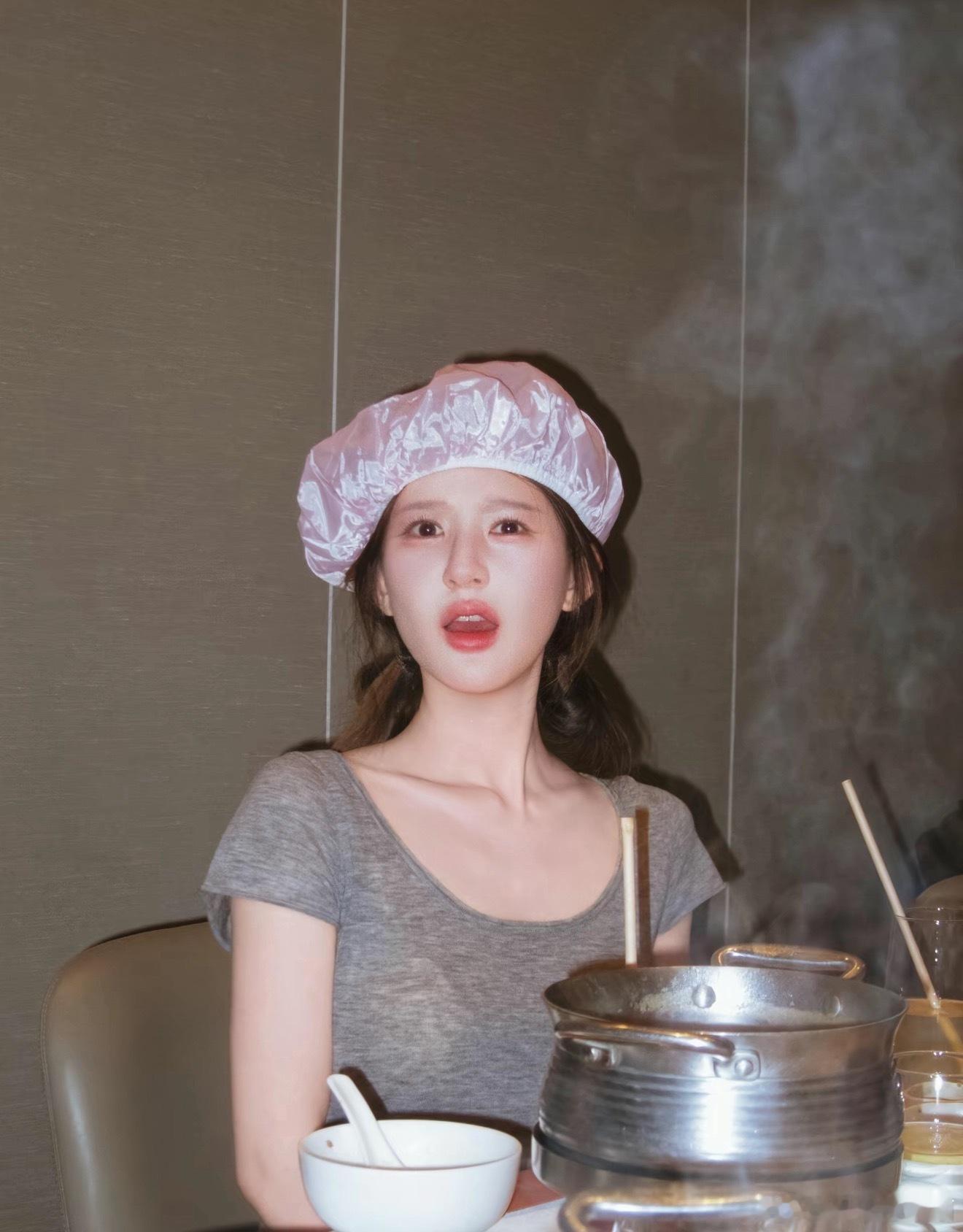 好佩服赵露思的美商每次看到都会觉得又松弛又很有美感怎么会有人把火锅帽这么简