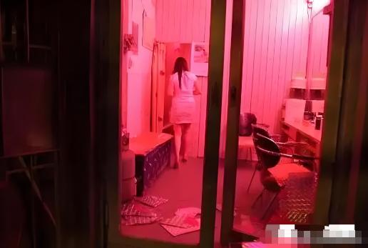 广西柳州，一名男子晚间进入一家养生馆，随后与养生馆经营者黄某进入房间并拉上门帘。