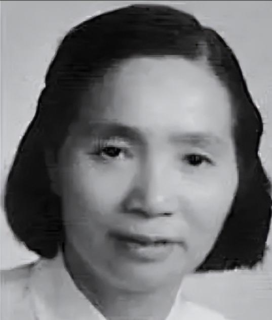 1934年10月随红军长征，她是30位女红军中——个子最矮、背东西最多的，一路上