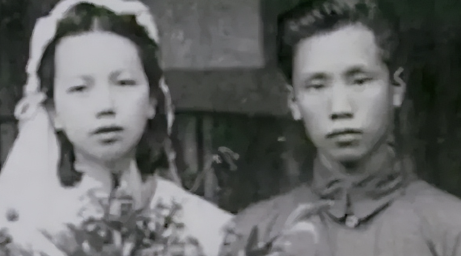 1915年的一天，年近40岁的军阀王德庆外出游玩，突然遇到了一个15岁的美少女，