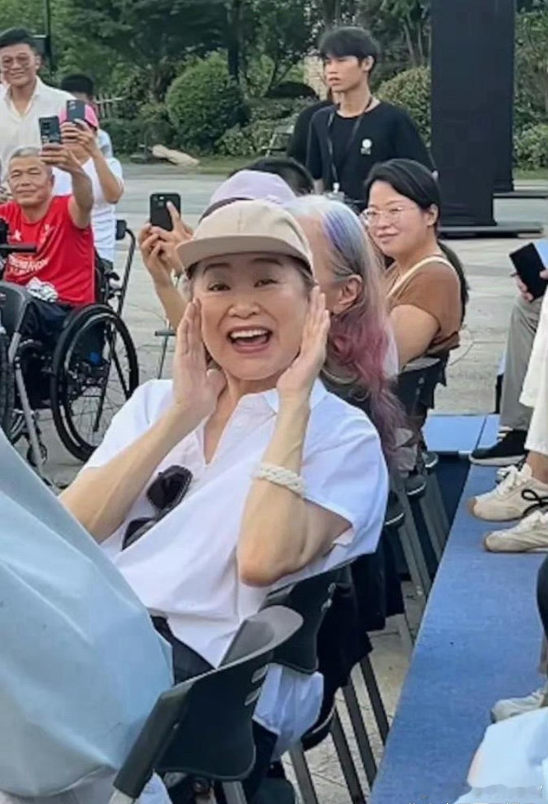 71岁林青霞又“炸街”了！素颜白发不医美，这才叫真正的顶级美人