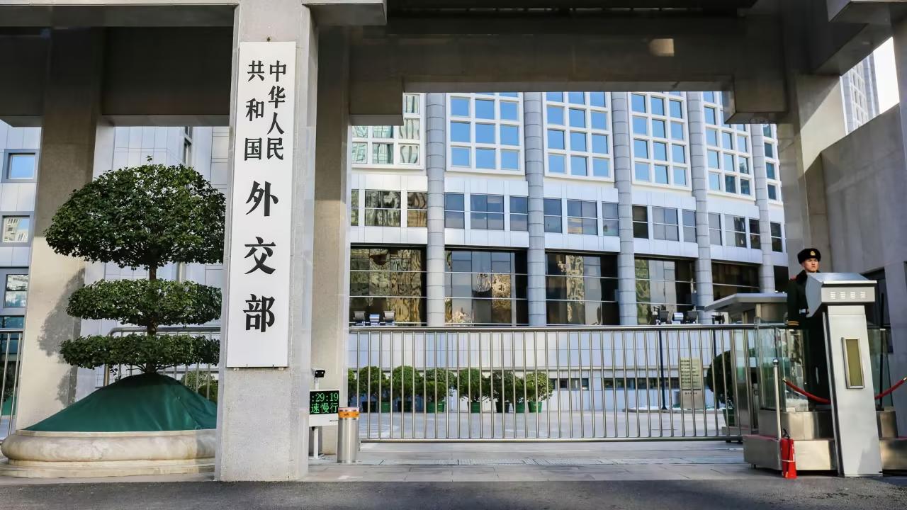 此前，日本国内不少人还抱着念想，觉得中日关系能慢慢往回走，经贸和人员交流都能逐步
