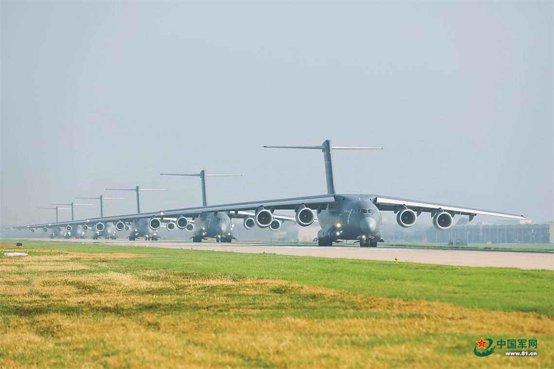 运-20版本的大象漫步，前三架看起来应该是换了国产发动机的运-20B。中国的武器