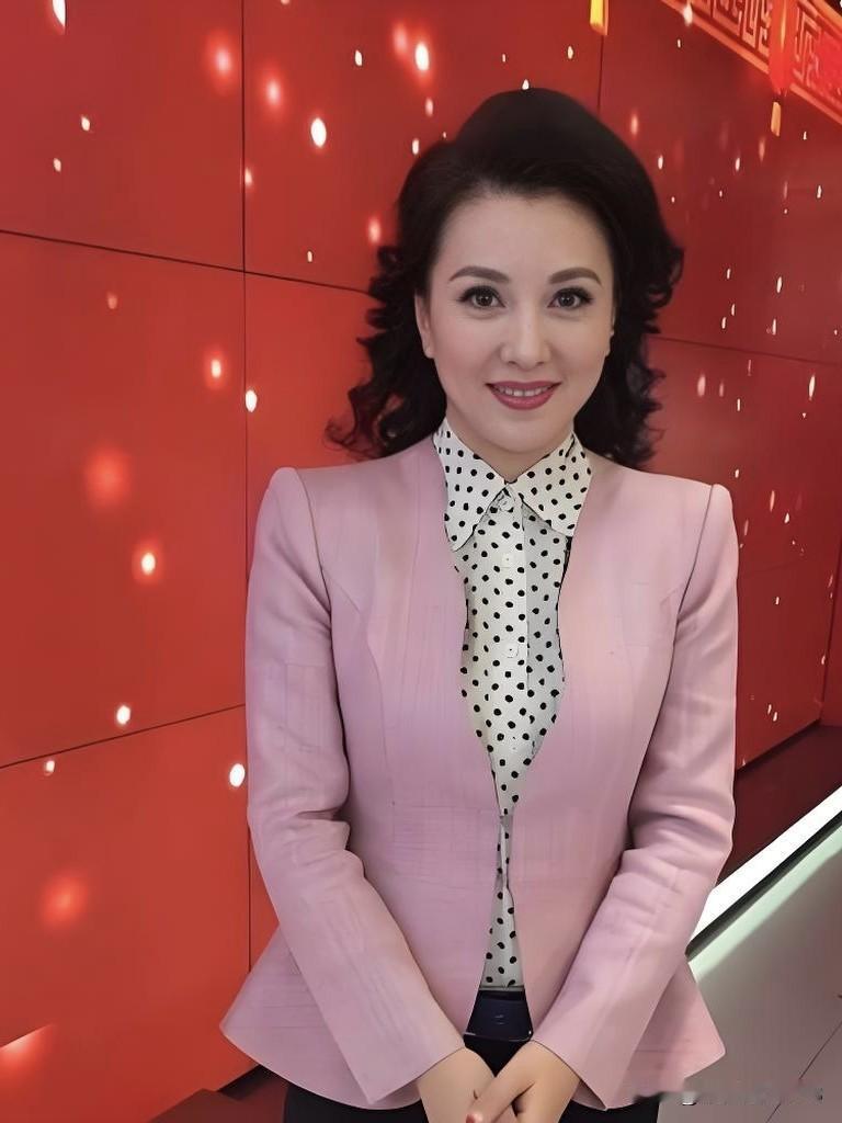 央视中文国际频道主持人梦桐，以知性优雅的主持风格深受观众喜爱。她主持《中国新闻》