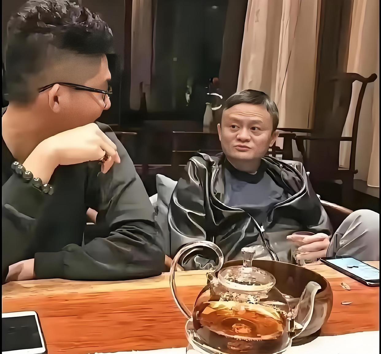 马云穿六万多的外套，搁他的亿万身家来看还真算朴实。拿千亿身家算，六万的衣服就跟普