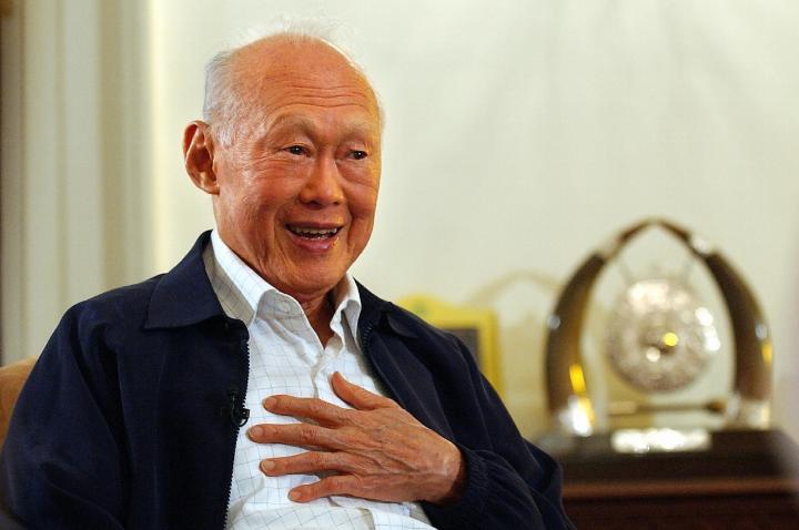 赚着中国的钱，抱着美国的腿！三代总理演了60年戏，新加坡的真面目，终于藏不住