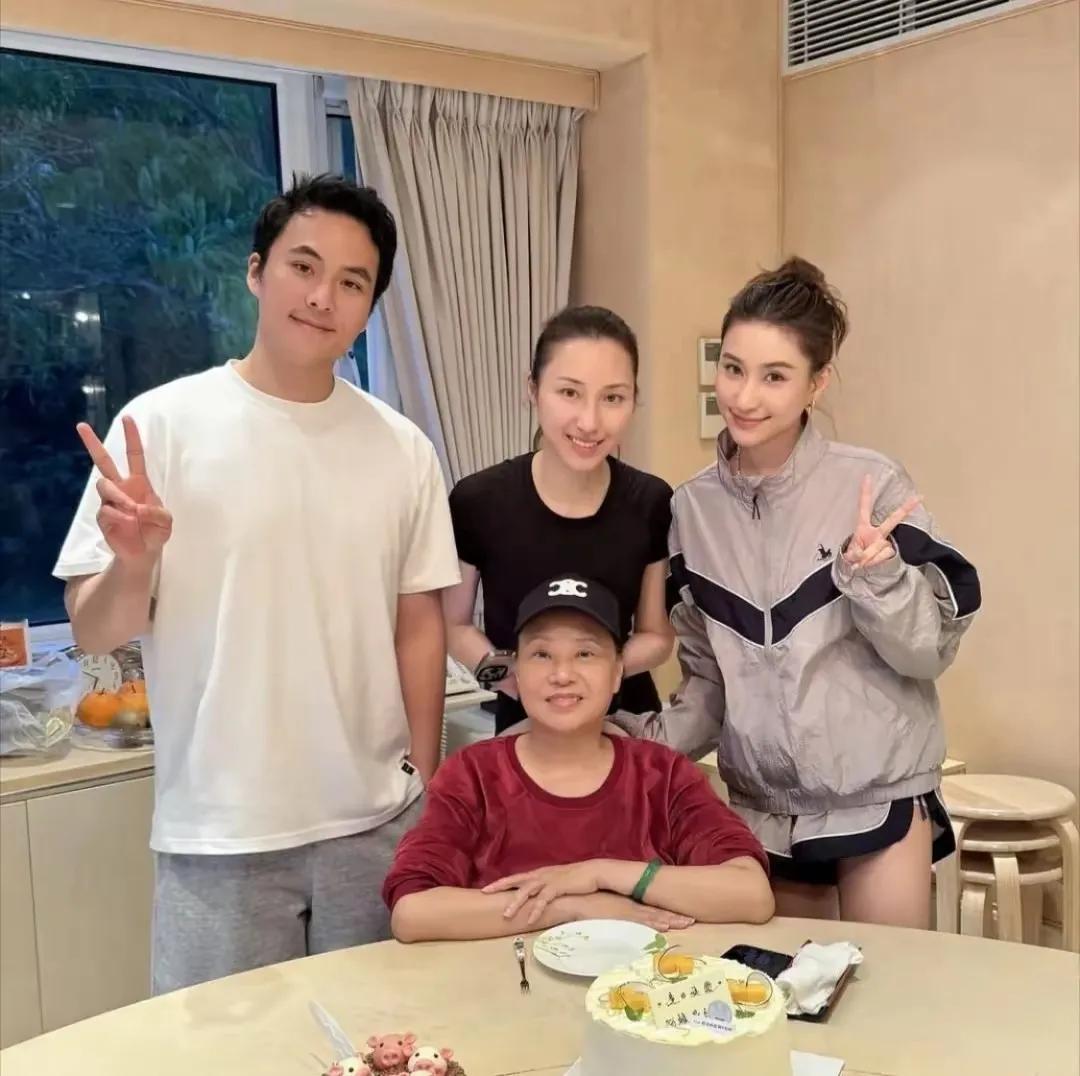何超莲晒庆生美照啦，甜笑如糖超治愈，隔着屏幕都觉心情超棒！三房全家福温馨，可惜窦