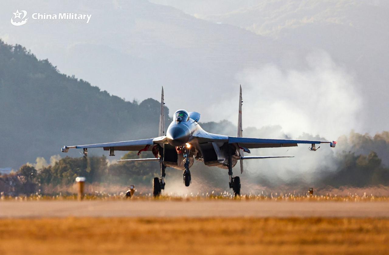 注意歼-11翼下的武器挂架，旁边有神秘的弹翼碎片，好像是从异空间穿越来的。这个保