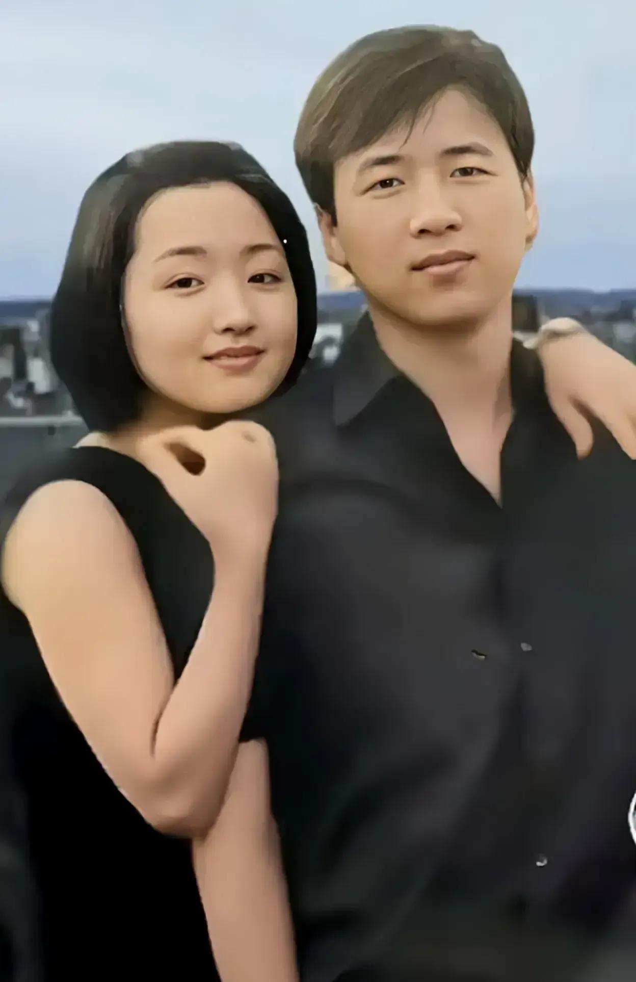 这是杨钰莹和赖文峰热恋时的合影，实话实说，杨钰莹长着一张娃娃脸，长相不是非常出众