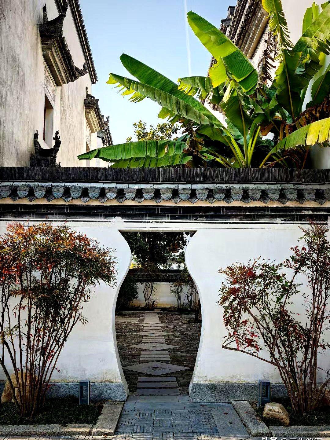 德行修养跟年龄无关，有的人即便活到了六十岁，还照样是小人一个。他总是在饭局上把