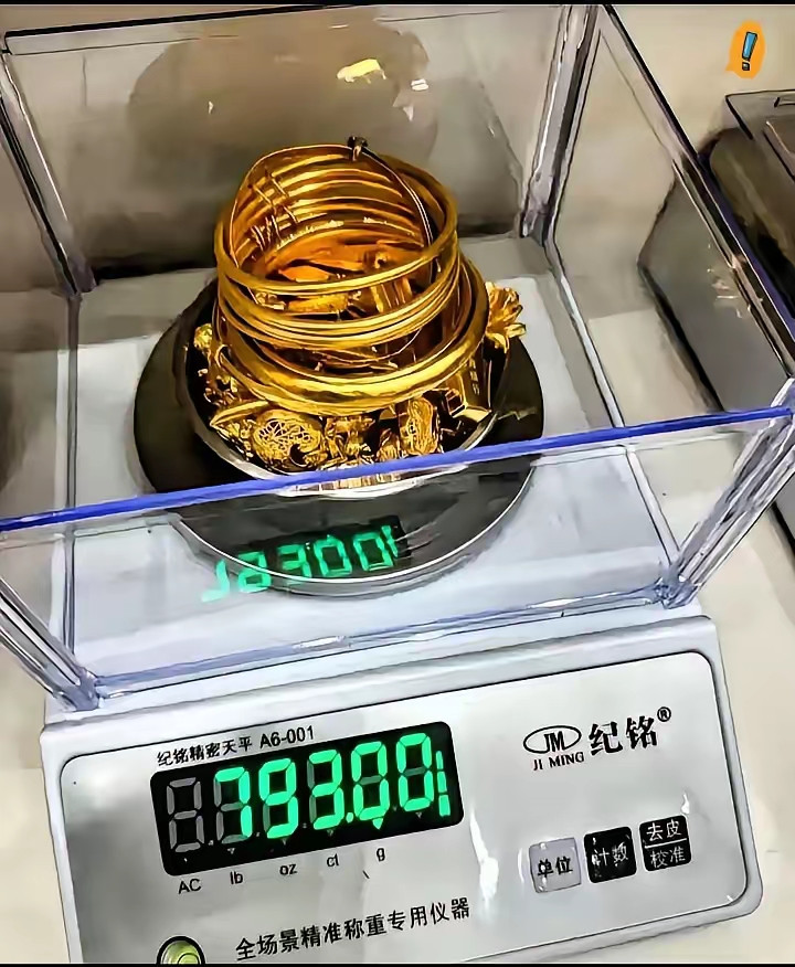 奉劝大家，你手里如果有二三十克黄金，不到山穷水尽千万不要卖了！我舅舅做了10年黄金回收，他跟我说，现
