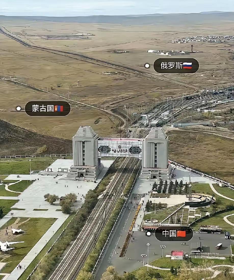 这是中华人民共和国的国门。中国，俄罗斯，蒙古三国交界处，站在这里，可以将三国的风