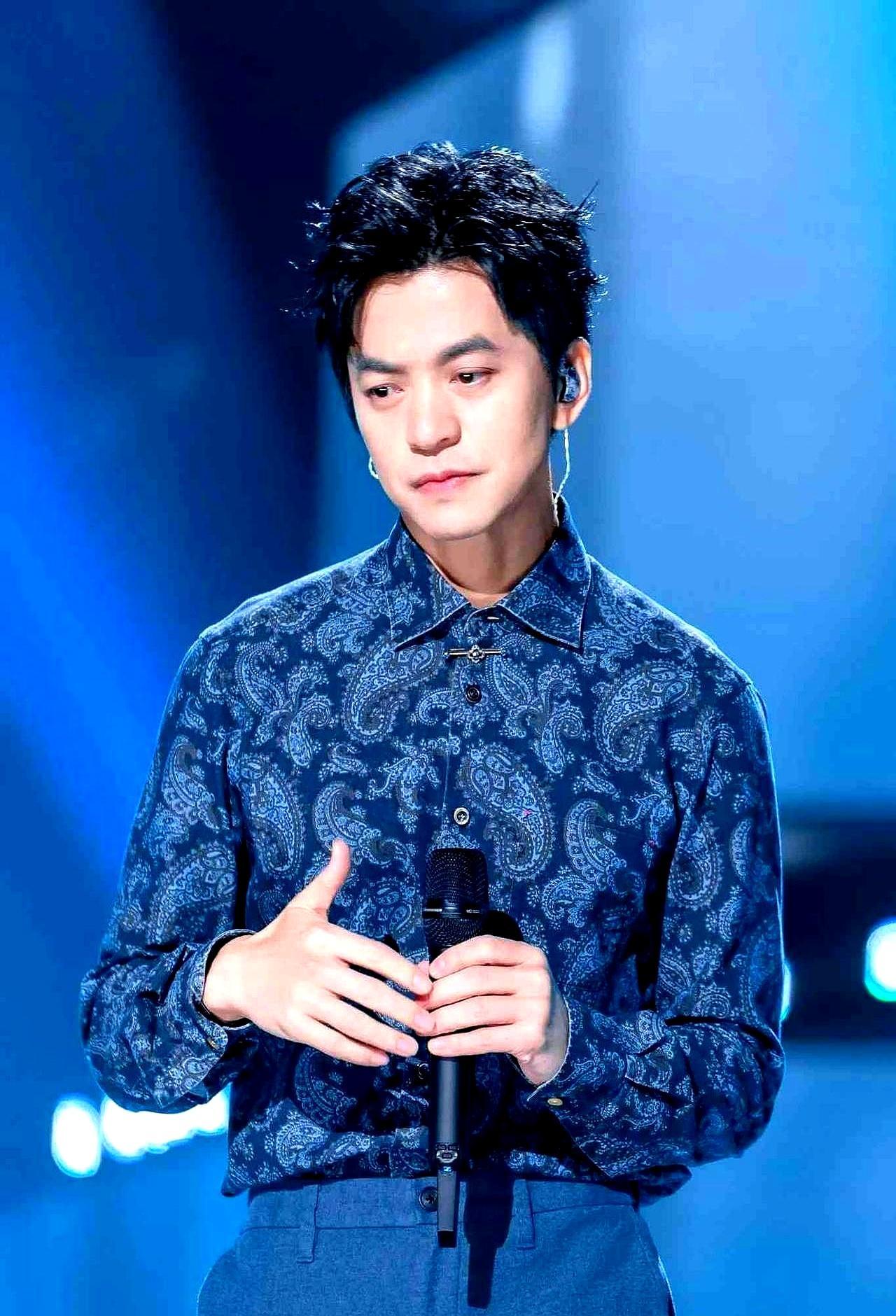 52岁的李健太狠了，几十年只吃一顿晚饭，白天猛灌咖啡，还空腹把哑铃举到冒烟。