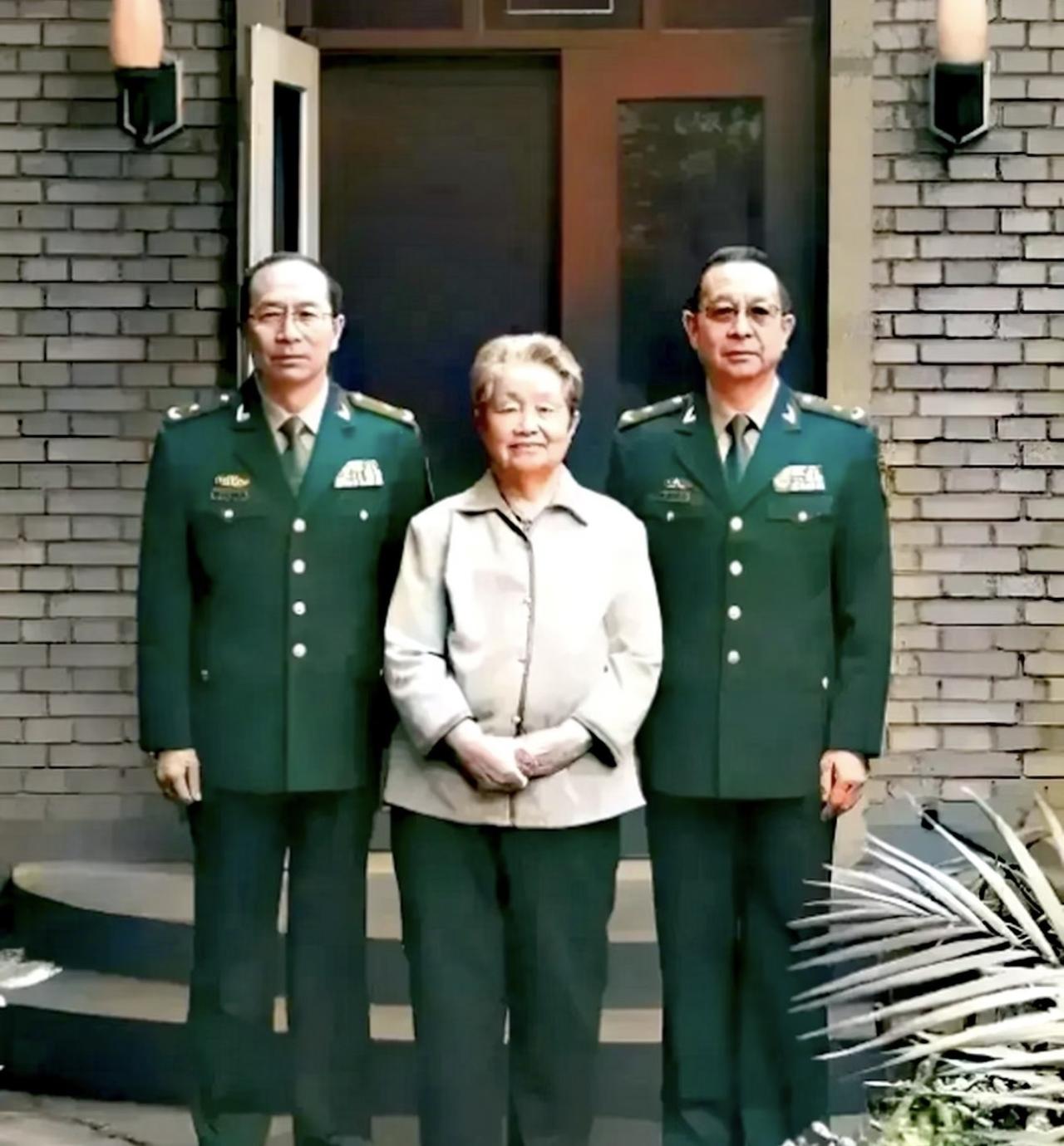 没想到一家三代出了三个少将！这不是影视剧里的爽文情节，是真实存在的将门之家。20
