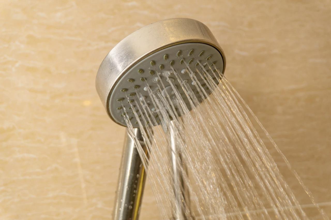 冬天，天气比较寒冷，那么大家多久会洗一次澡呢？这个问题，可能因人而异。同时不同的