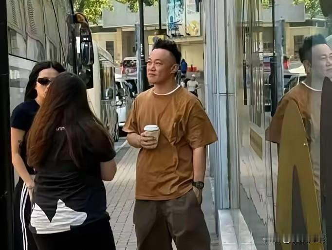 陈奕迅：矮、大、粗——我就这样，别把我当偶像，你们将就着看就行。[呲牙笑][呲牙笑]