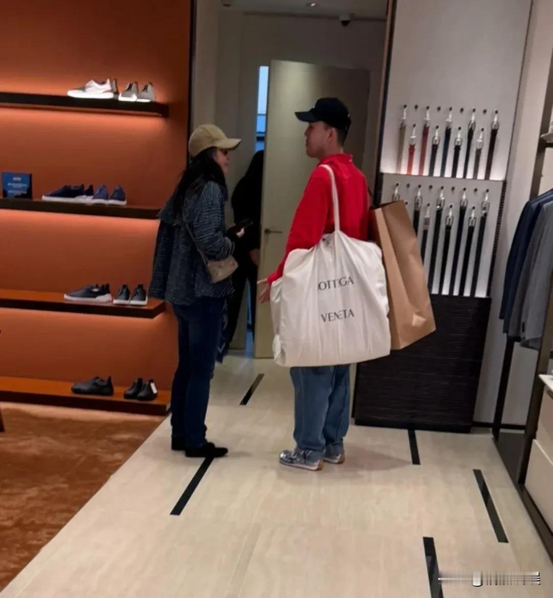 郭晶晶在巴黎扫货，现身某服装高档品牌折扣店。她穿着棉服配牛仔裤，戴着棒球帽，身材