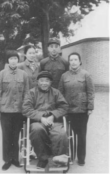 1978年，罗瑞卿大将出国治疗腿伤前，最后一次和家人合影，镜头中的他坐在轮椅上，