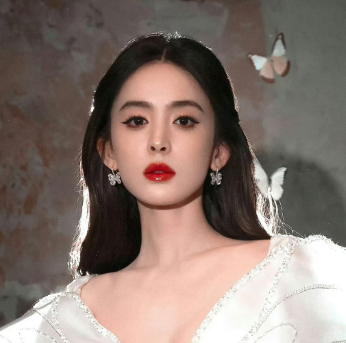 娜扎这明媚的女神妆造，真的可以！
