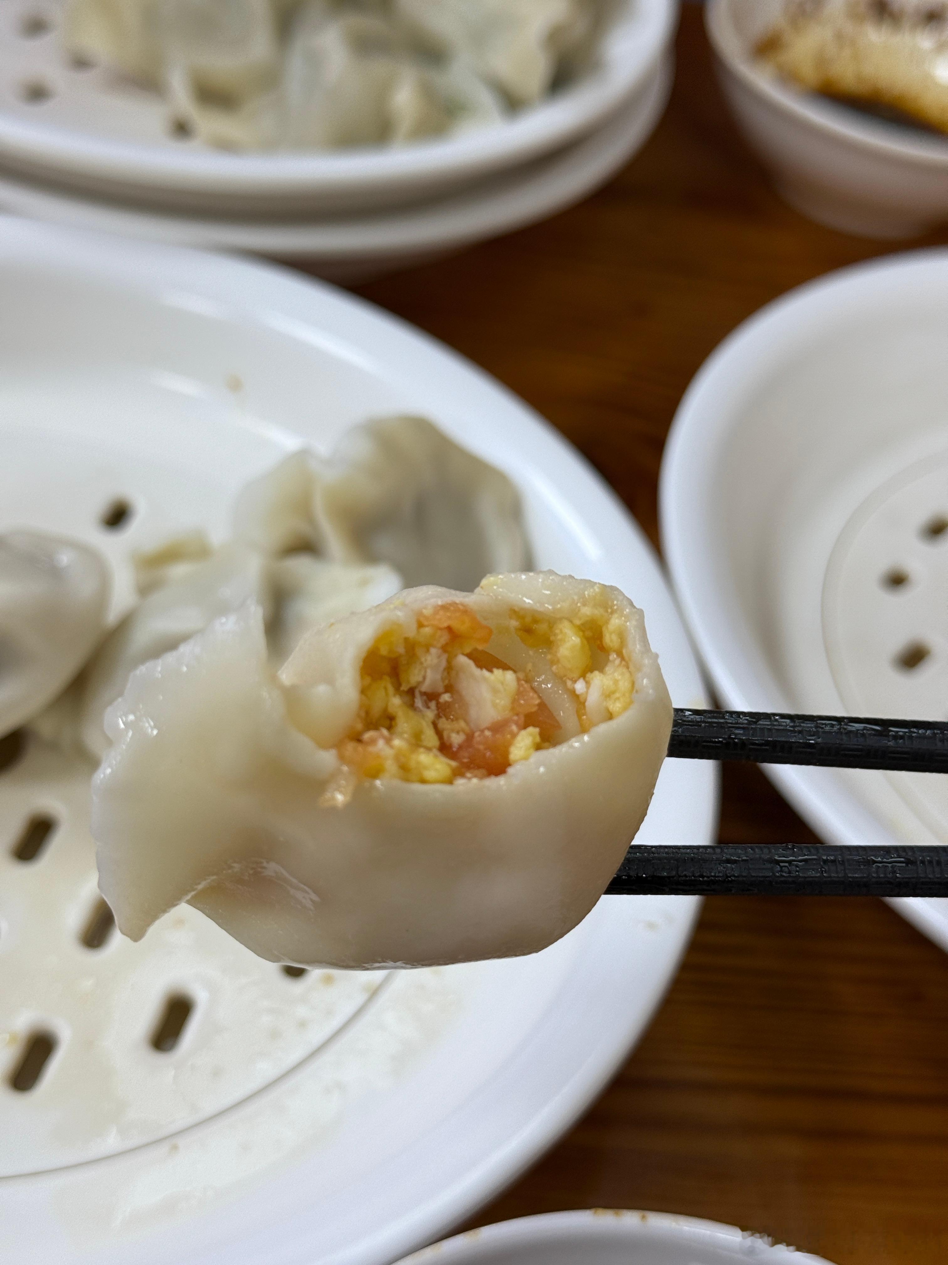 没想到今年最后一顿饭是和中午吃的饺子。不开玩笑两人一共吃了59个，所以晚上真不饿