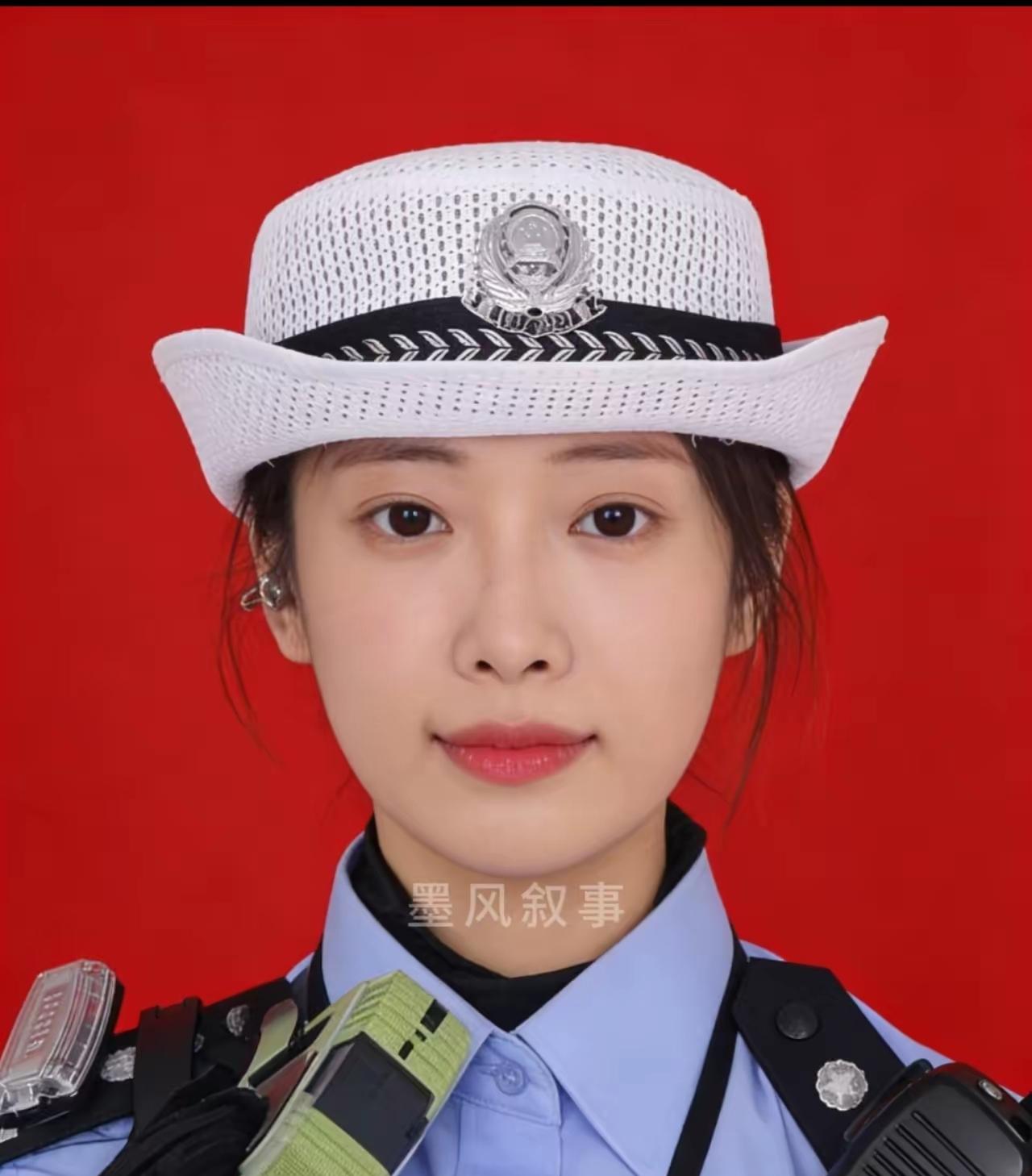 李语蔚，1998年生，浙江杭州人，杭州市公安局交通管理支队景区大队灵隐中队铁骑队