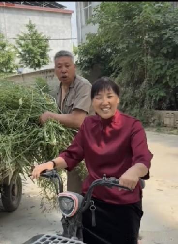 小故事！大飞他妈，穿得光鲜亮丽的出去从，再看大飞他爸，干活穿的又老又