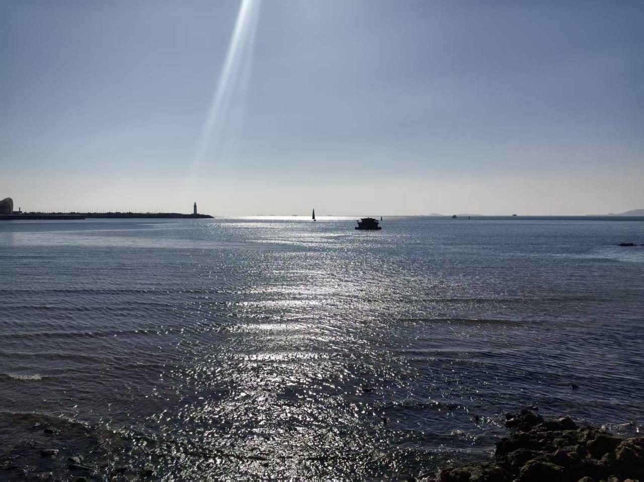 邻居家小两口提前把公婆接到自己家里过年了。邻居家的儿媳妇是个很爱笑的人，每次