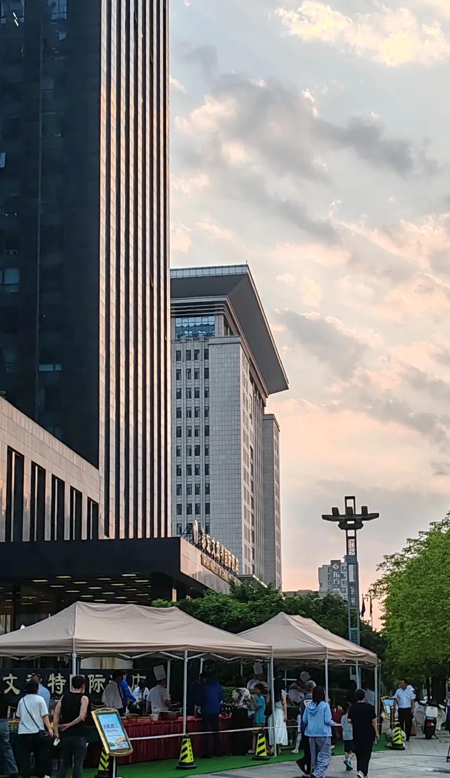 分享城市新鲜事#一夜之间，郑州的高档星级酒店纷纷在街头摆摊售卖食品……这种由