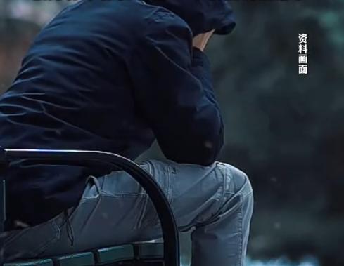 “怪得了谁？”，湖南衡阳，一11岁男孩打羽毛球时，不小心把球打到了邻居院子里，他