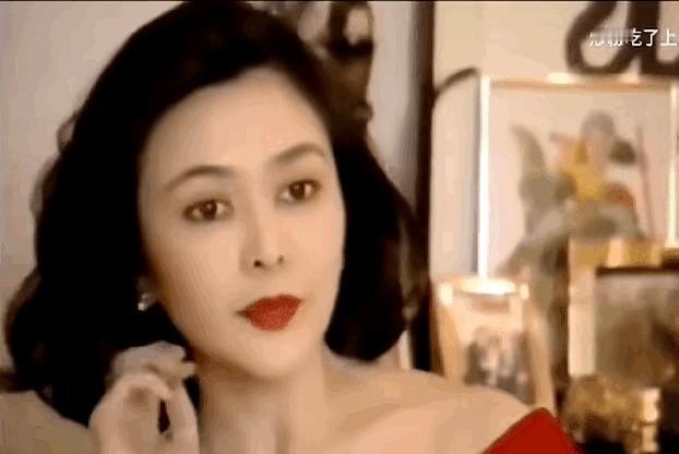 别学她撩头发了。三百万次模仿，没一个对的。你看到的动作分解：手腕翻转45度，