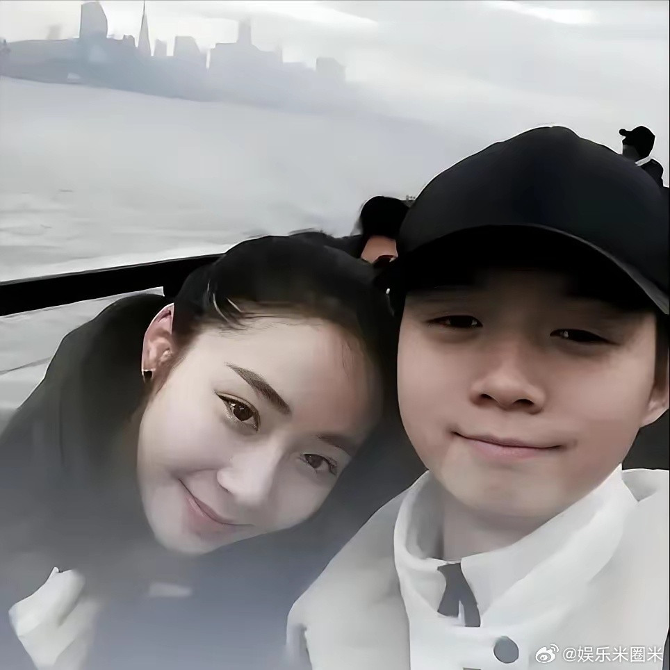 受害者这个人设，霍尊立了整整五年。二〇二一年他塌房，靠的不是别人爆料，是他自己那