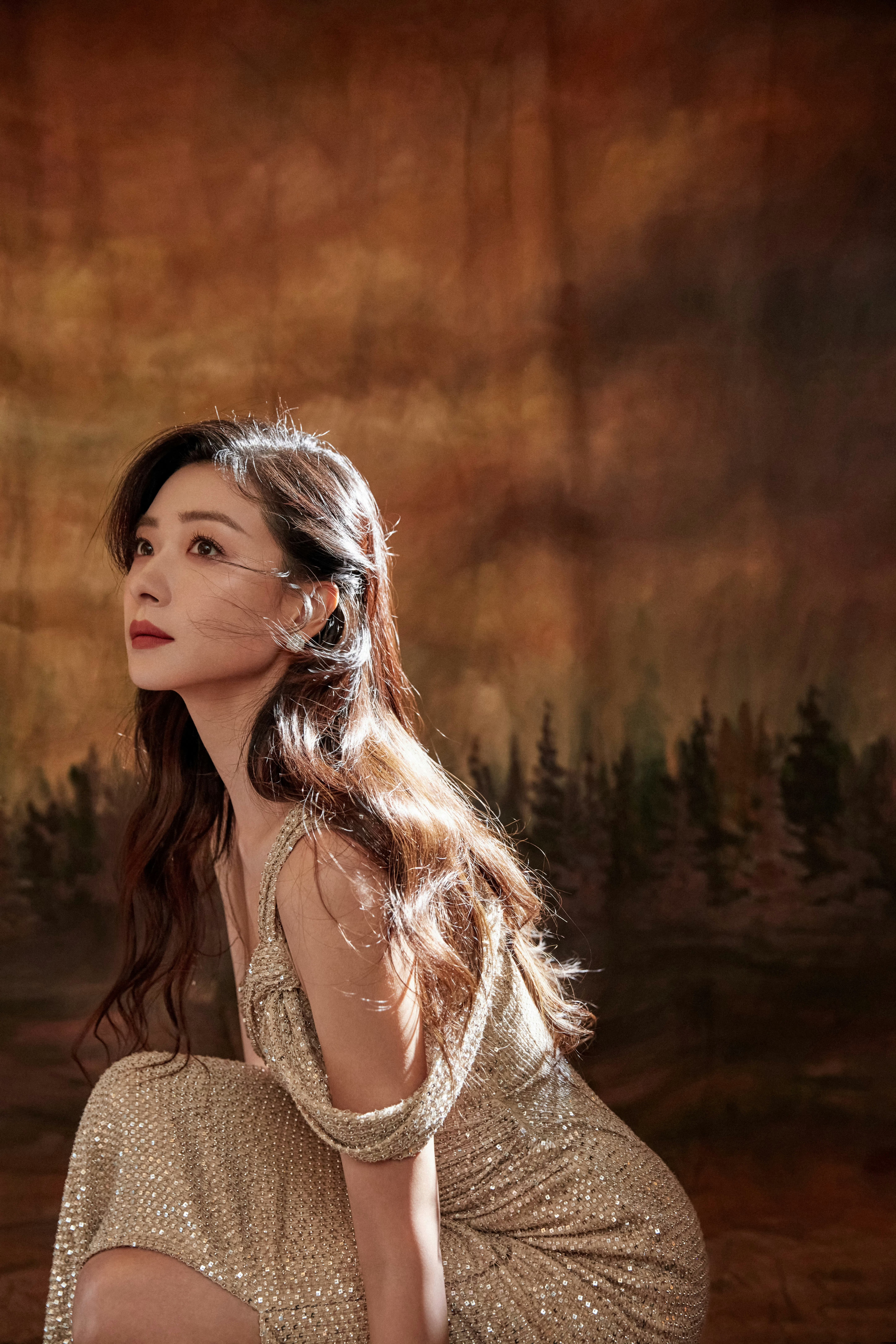 万茜长发，金色长裙，韵味十足